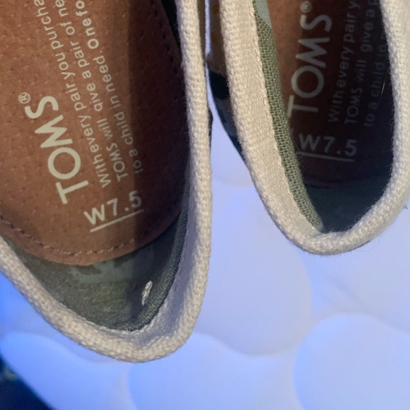 Handpainted Peter Pan TOMS - Picture 9 of 10